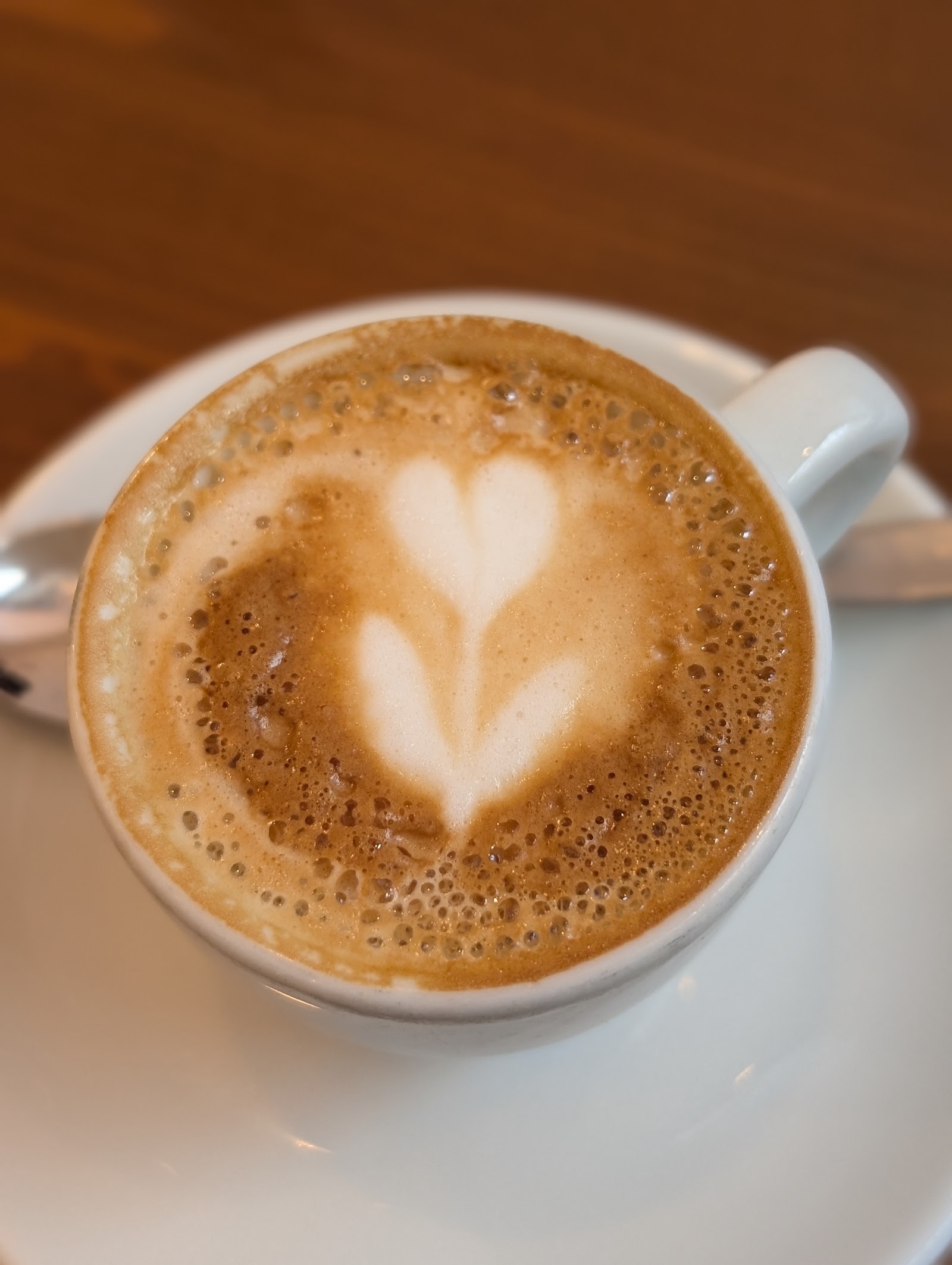 Detail šálku kávy s elegantním latte art.