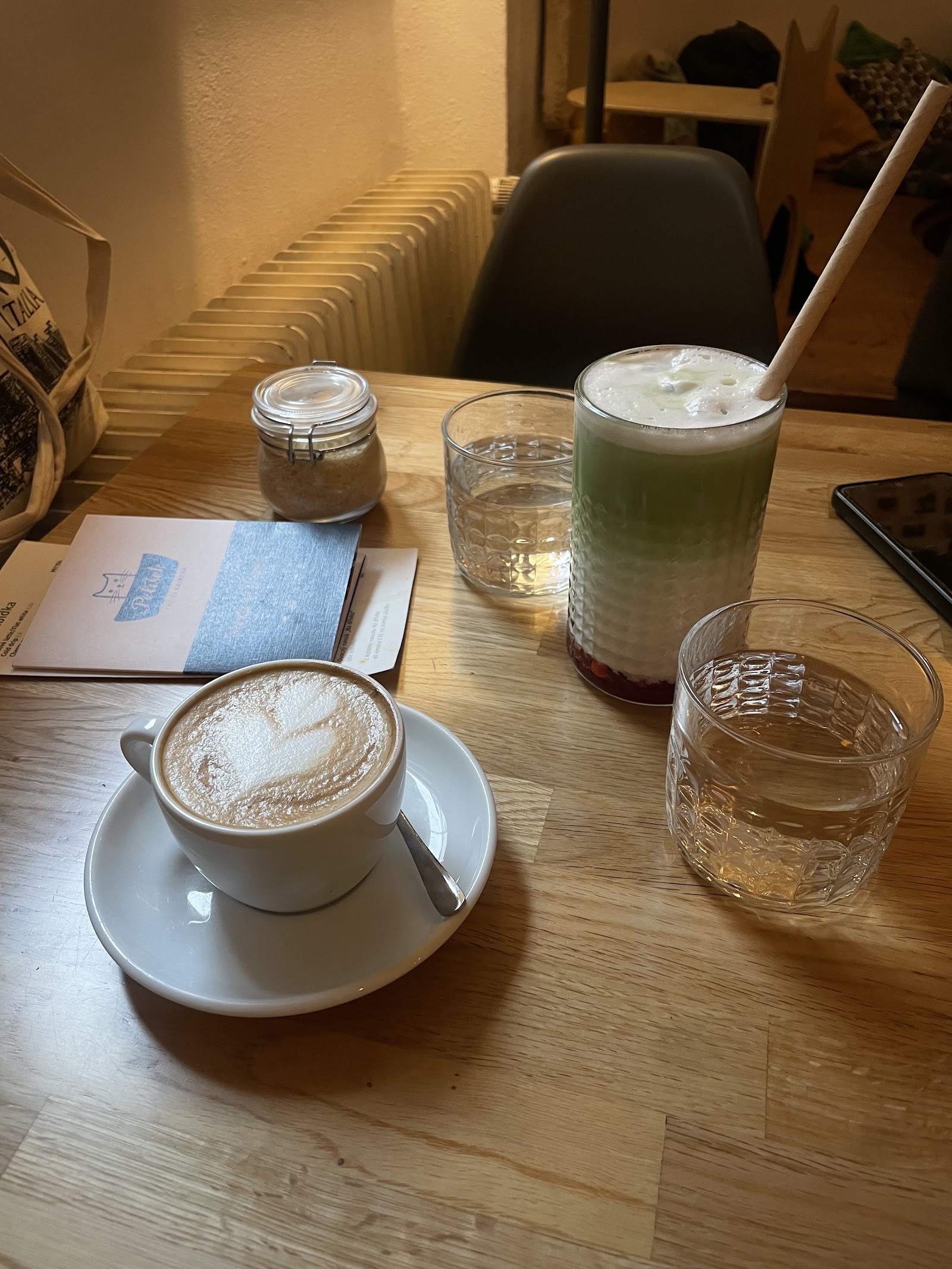 Lahodné latte art a osvěžující mátový drink.