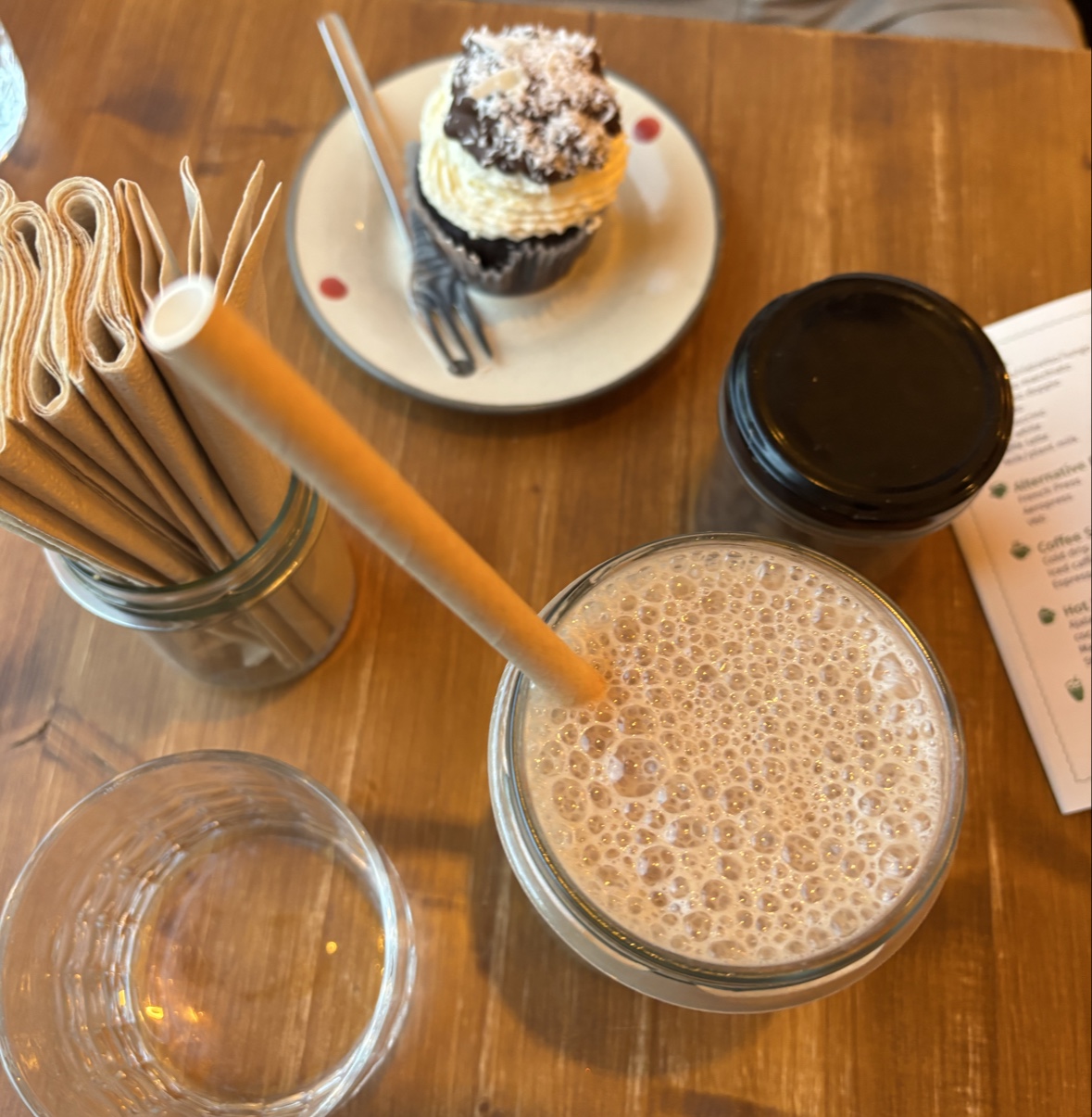 Sladký cupcake s polevou a osvěžující nápoj.